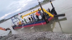 Μια πλυντήρα με αναρρόφηση αερίου πραγματοποιεί δοκιμαστικές εργασίες σε ένα ποτάμι στην Ινδονησία